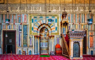 ​عَليٌّ مِحوَرُ الإِسلامِ كَيْفَ فَرَّقَتِ العَقَائِدُ مُحِبِّيهِ؟